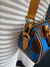 Lade das Bild in den Galerie-Viewer, LOUIS VUITTON SPEEDY 18 POP BLUE

