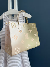 Lade das Bild in den Galerie-Viewer, LOUIS VUITTON ONTHEGO MM SUNSET
