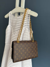 Lade das Bild in den Galerie-Viewer, LOUIS VUITTON VICTOIRE

