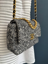 Lade das Bild in den Galerie-Viewer, CHANEL 19 SMALL
