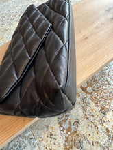 Lade das Bild in den Galerie-Viewer, YSL SADE PUFFER CLUTCH
