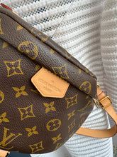 Lade das Bild in den Galerie-Viewer, LOUIS VUITTON BUMBAG
