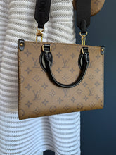 Lade das Bild in den Galerie-Viewer, LOUIS VUITTON ONTHEGO PM  DUCK
