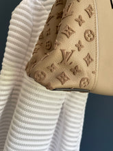 Lade das Bild in den Galerie-Viewer, LOUIS VUITTON VEAU CACHEMIRE W PM GALET
