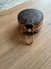 Lade das Bild in den Galerie-Viewer, LOUIS VUITTON AIRPOD CASE / ANHÄNGER
