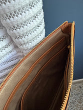 Lade das Bild in den Galerie-Viewer, MCM CLUTCH
