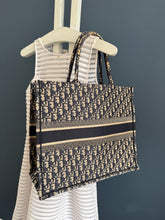 Lade das Bild in den Galerie-Viewer, DIOR TOTE BOOK LARGE
