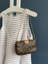 Lade das Bild in den Galerie-Viewer, LOUIS VUITTON MINI POCHETTE

