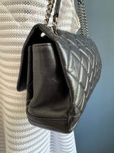 Lade das Bild in den Galerie-Viewer, CHANEL LADY PEARLY FLAP BAG
