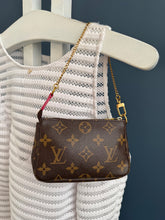 Lade das Bild in den Galerie-Viewer, LOUIS VUITTON MINI POCHETTE
