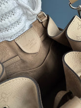 Lade das Bild in den Galerie-Viewer, LOUIS VUITTON GIROLATA GALET MAHINA
