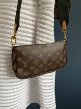 Lade das Bild in den Galerie-Viewer, LOUIS VUITTON MULTI POCHETTE
