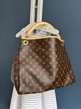 Lade das Bild in den Galerie-Viewer, LOUIS VUITTON ARTSY MM
