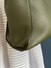 Lade das Bild in den Galerie-Viewer, FENDI PEEKABOO LARGE
