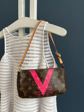 Lade das Bild in den Galerie-Viewer, LOUIS VUITTON POCHETTE ACCESSOIRES
