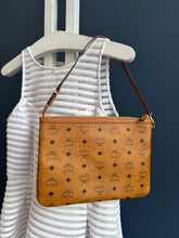 Lade das Bild in den Galerie-Viewer, MCM CLUTCH

