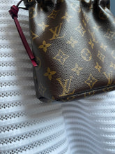 Lade das Bild in den Galerie-Viewer, LOUIS VUITTON POUCH MIT SCHULTERRIEMEN
