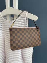 Lade das Bild in den Galerie-Viewer, LOUIS VUITTON CLUTCH
