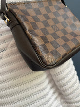 Lade das Bild in den Galerie-Viewer, LOUIS VUITTON TROUSSE MAKE UP
