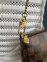 Lade das Bild in den Galerie-Viewer, LOUIS VUITTON MINI POCHETTE
