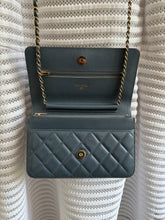 Lade das Bild in den Galerie-Viewer, CHANEL WOC
