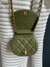 Lade das Bild in den Galerie-Viewer, CHANEL COCO MAIL MINI CLUTCH
