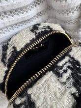 Lade das Bild in den Galerie-Viewer, CHANEL 19 TWEED ROUND CLUTCH
