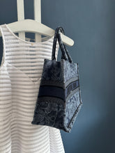 Lade das Bild in den Galerie-Viewer, DIOR TOTE BOOK MEDIUM
