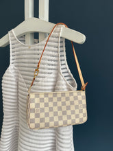 Lade das Bild in den Galerie-Viewer, LOUIS VUITTON POCHETTE ACCESSOIRES AZUR DAMIER
