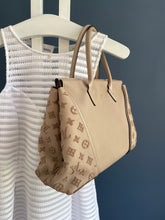 Lade das Bild in den Galerie-Viewer, LOUIS VUITTON VEAU CACHEMIRE W PM GALET
