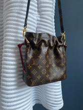 Lade das Bild in den Galerie-Viewer, LOUIS VUITTON POUCH MIT SCHULTERRIEMEN
