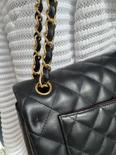 Lade das Bild in den Galerie-Viewer, CHANEL DOUBLE FLAP JUMBO
