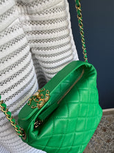Lade das Bild in den Galerie-Viewer, CHANEL 19 HOBO BAG
