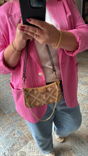 Lade das Bild in den Galerie-Viewer, LOUIS VUITTON EASY POUCH ON STREP BROIDERY
