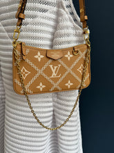 Lade das Bild in den Galerie-Viewer, LOUIS VUITTON EASY POUCH ON STREP BROIDERY
