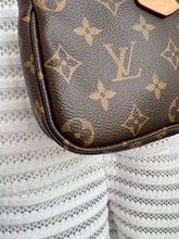 Lade das Bild in den Galerie-Viewer, LOUIS VUITTON MINI POCHETTE

