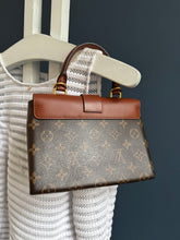 Lade das Bild in den Galerie-Viewer, LOUIS VUITTON LOCKY BB
