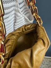 Lade das Bild in den Galerie-Viewer, BOTTEGA VENETA CHAIN POUCH
