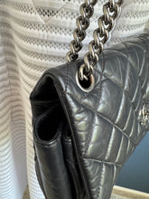 Lade das Bild in den Galerie-Viewer, CHANEL LADY PEARLY FLAP BAG
