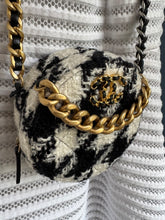 Lade das Bild in den Galerie-Viewer, CHANEL 19 TWEED ROUND CLUTCH
