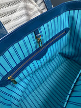 Lade das Bild in den Galerie-Viewer, LOUIS VUITTON COSMIC PM
