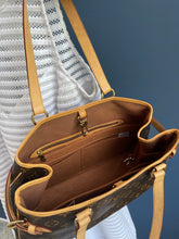 Lade das Bild in den Galerie-Viewer, LOUIS VUITTON BATIGNOLLES
