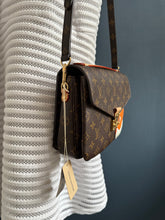 Lade das Bild in den Galerie-Viewer, LOUIS VUITTON MÉTIS ANIMAL
