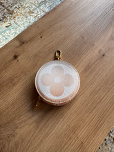 Lade das Bild in den Galerie-Viewer, LOUIS VUITTON ROUND COIN
