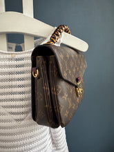 Lade das Bild in den Galerie-Viewer, LOUIS VUITTON MÉTIS MIT GEFLOCHTENEN GRIFF
