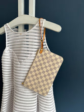 Lade das Bild in den Galerie-Viewer, LOUIS VUITTON CLUTCH
