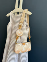 Lade das Bild in den Galerie-Viewer, LOUIS VUITTON MULTI POCHETTE BY THE POOL
