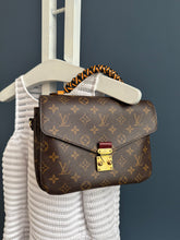 Lade das Bild in den Galerie-Viewer, LOUIS VUITTON MÉTIS MIT GEFLOCHTENEN GRIFF
