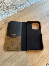 Lade das Bild in den Galerie-Viewer, LOUIS VUITTON HANDYCASE iPHONE 15 PRO
