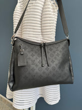 Lade das Bild in den Galerie-Viewer, LOUIS VUITTON HAND IT ALL MM MAHINA
